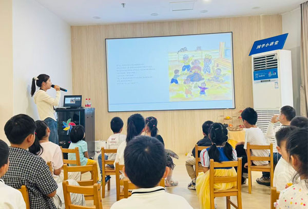 秋末的节气绘本时光：《砸吧爷爷的柿子树》